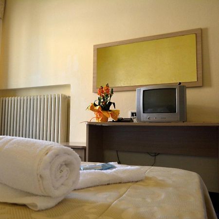 צ'סנטיקו Hotel Orly מראה חיצוני תמונה
