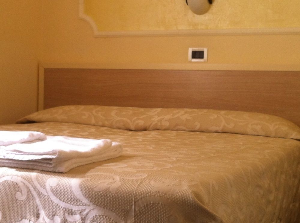 צ'סנטיקו Hotel Orly מראה חיצוני תמונה