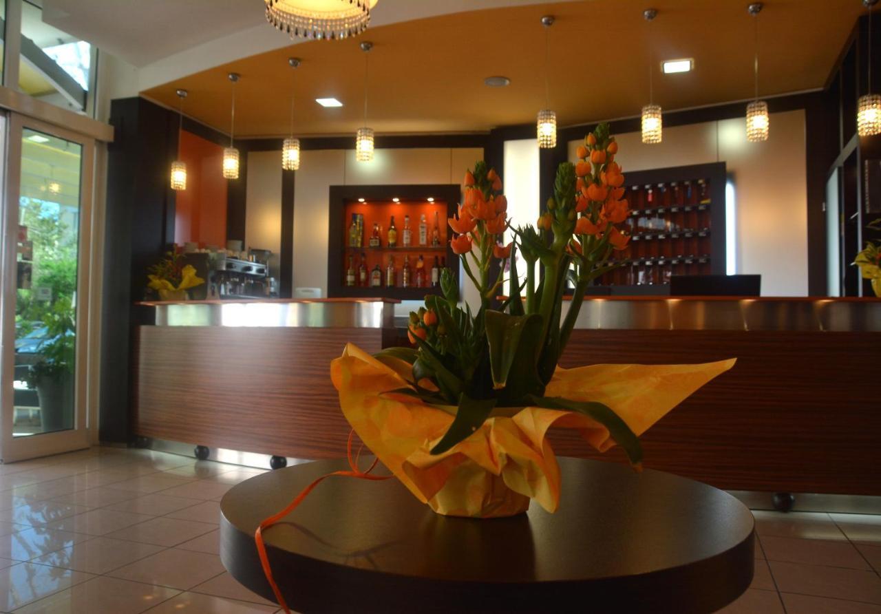 צ'סנטיקו Hotel Orly מראה חיצוני תמונה