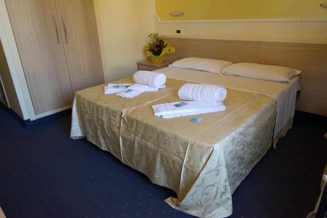 צ'סנטיקו Hotel Orly מראה חיצוני תמונה