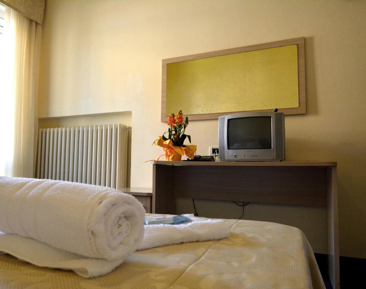 צ'סנטיקו Hotel Orly מראה חיצוני תמונה